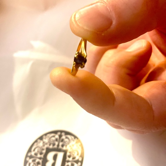 14k gold sapphire ring w 2 tiny diamonds accenting gem. - Picture 3 of 5